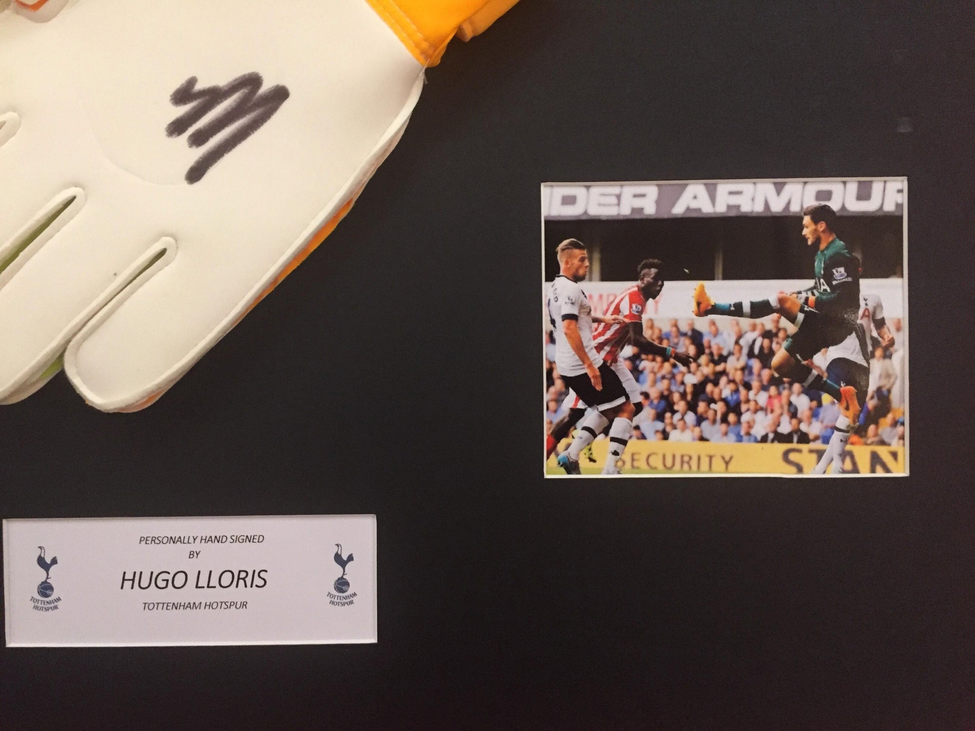 HUGO LLORIS - SIGNERT KEEPERHANSKE MED EKTEHETSBEVIS/COA