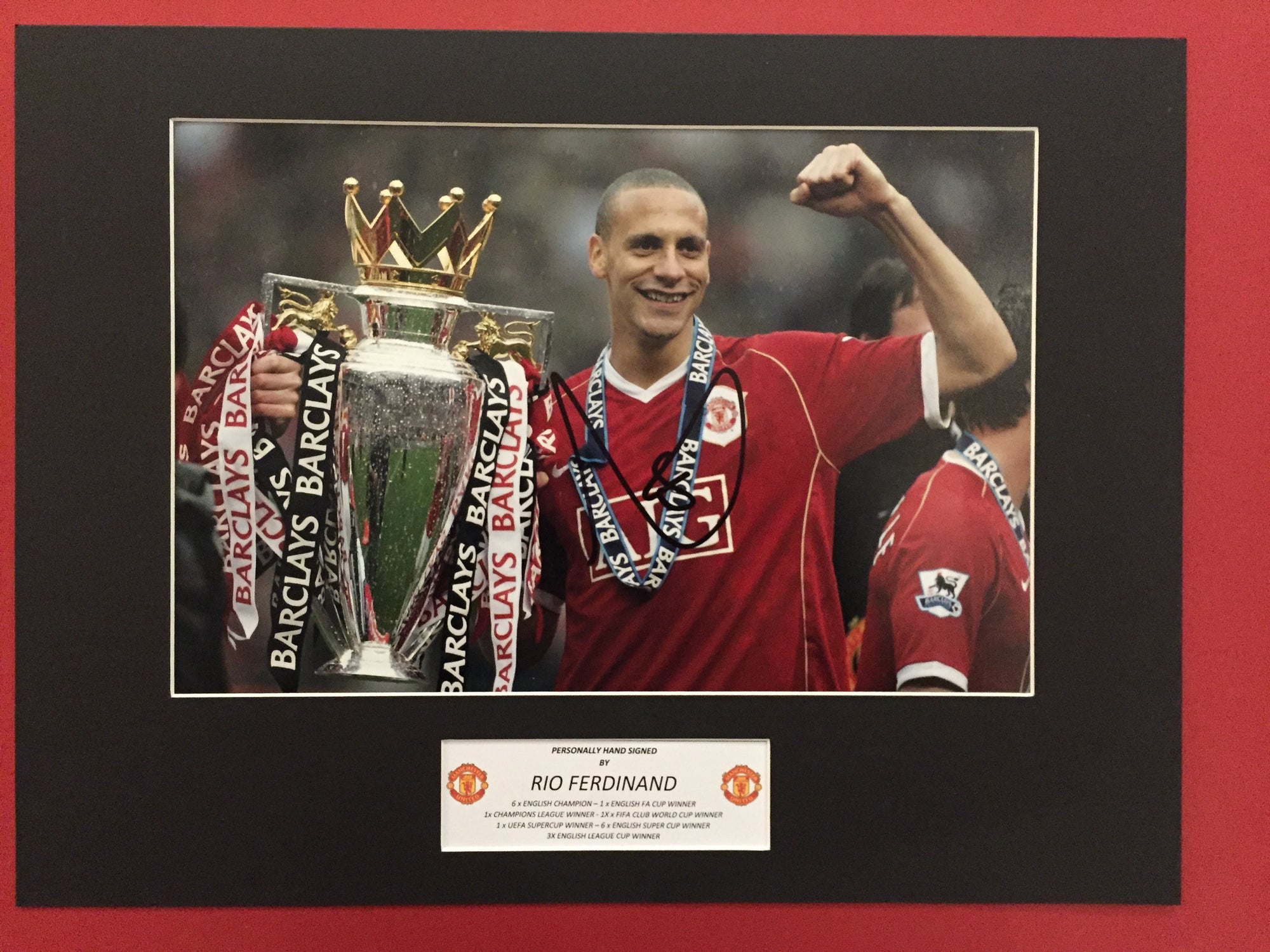 RIO FERDINAND - SIGNERT BILDE MED EKTEHETSBEVIS/COA