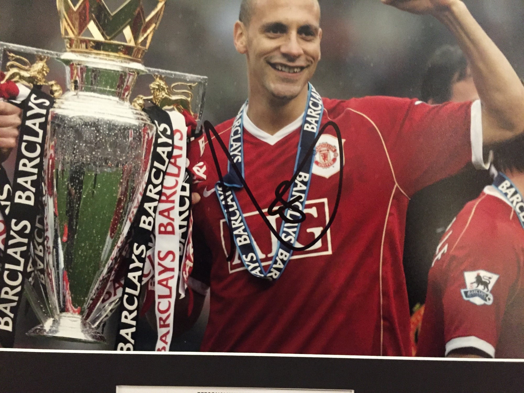 RIO FERDINAND - SIGNERT BILDE MED EKTEHETSBEVIS/COA