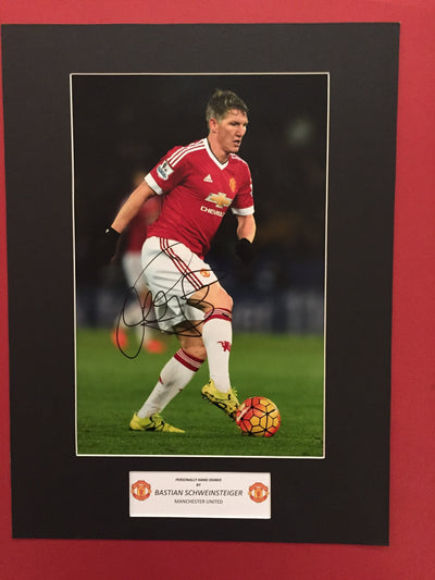 BASTIAN SCHWEINSTEIGER - SIGNERT BILDE MED EKTEHETSBEVIS/COA