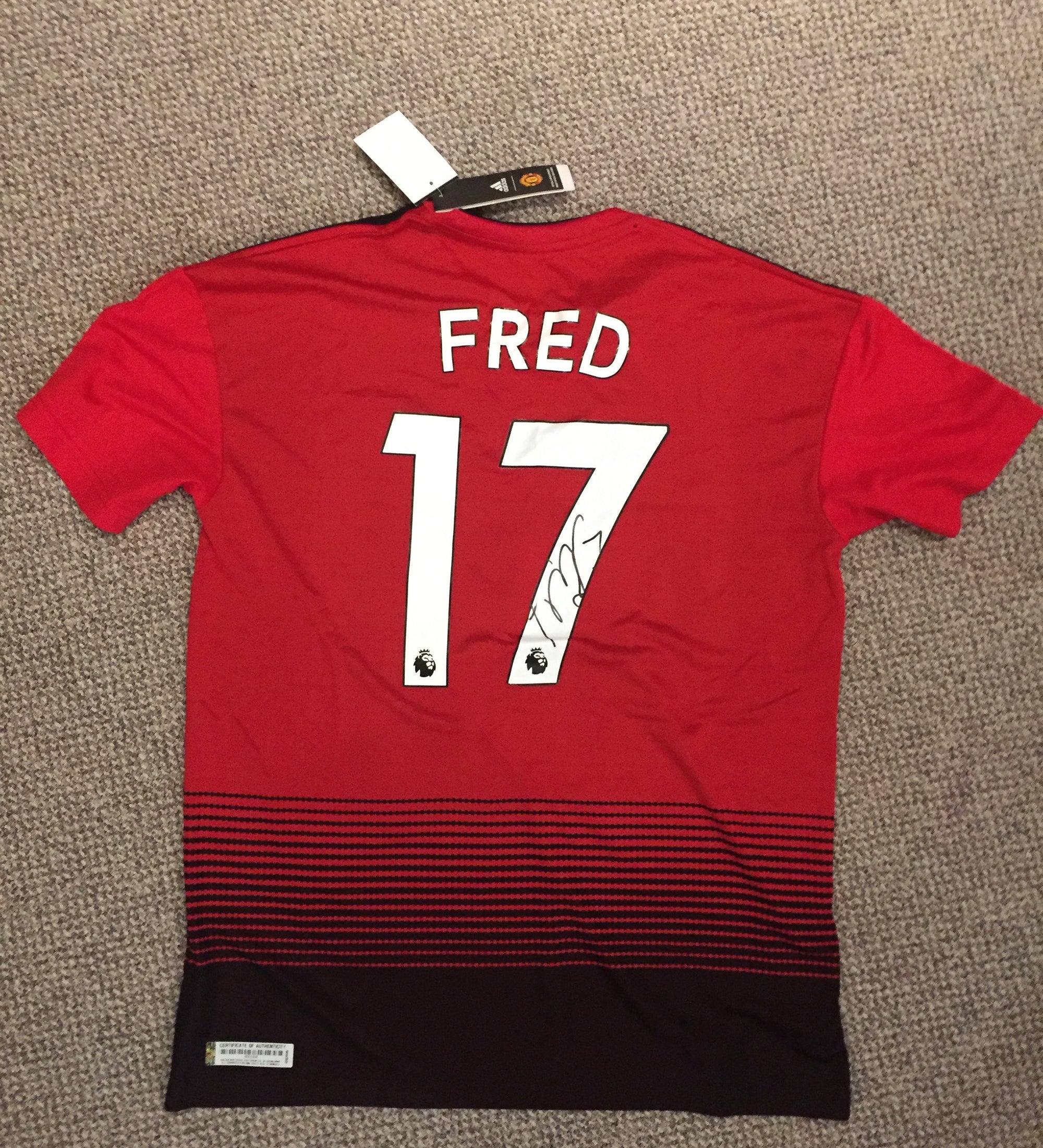 FRED - SIGNERT DRAKT MED EKTEHETSBEVIS/COA