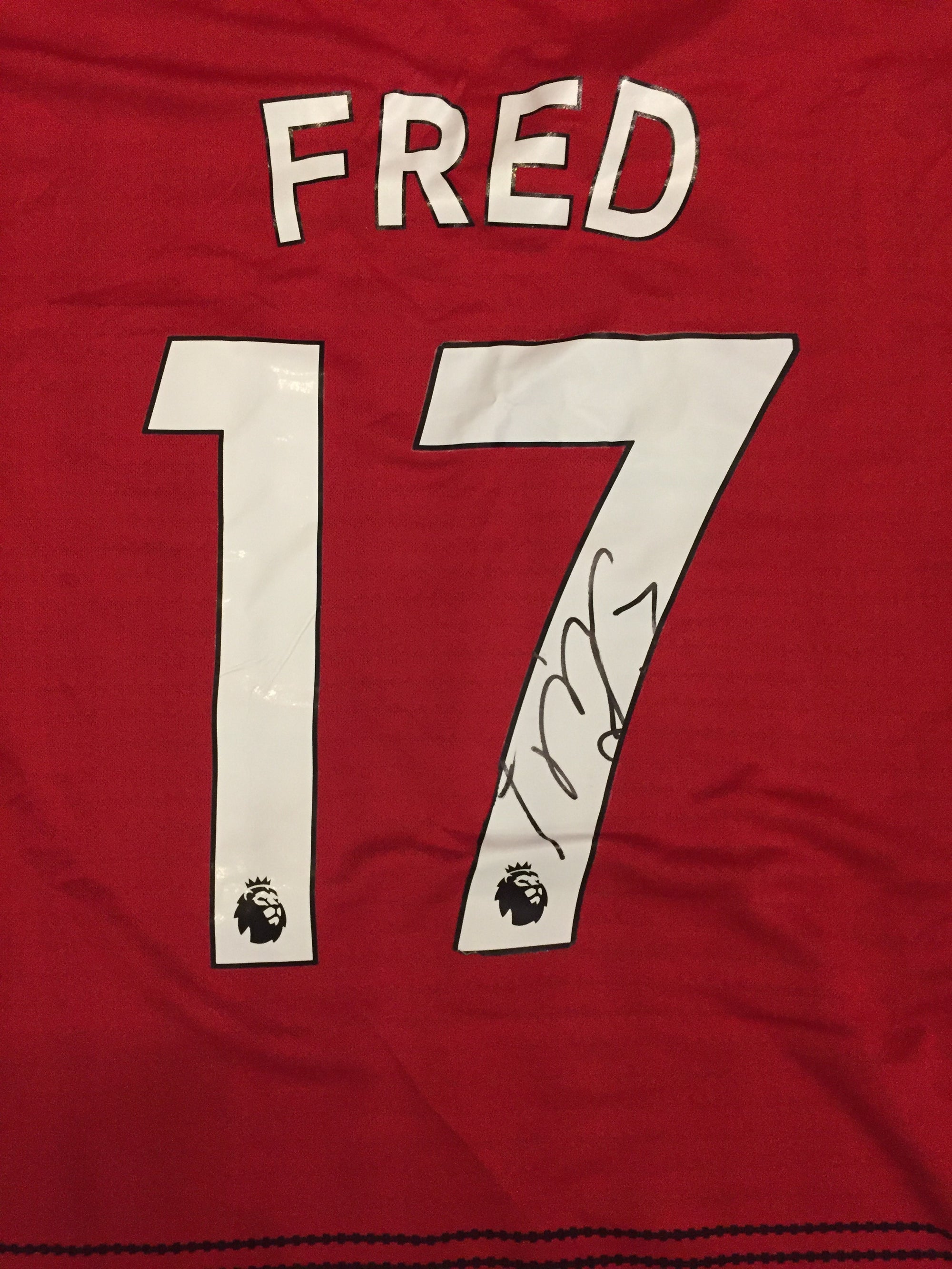 FRED - SIGNERT DRAKT MED EKTEHETSBEVIS/COA