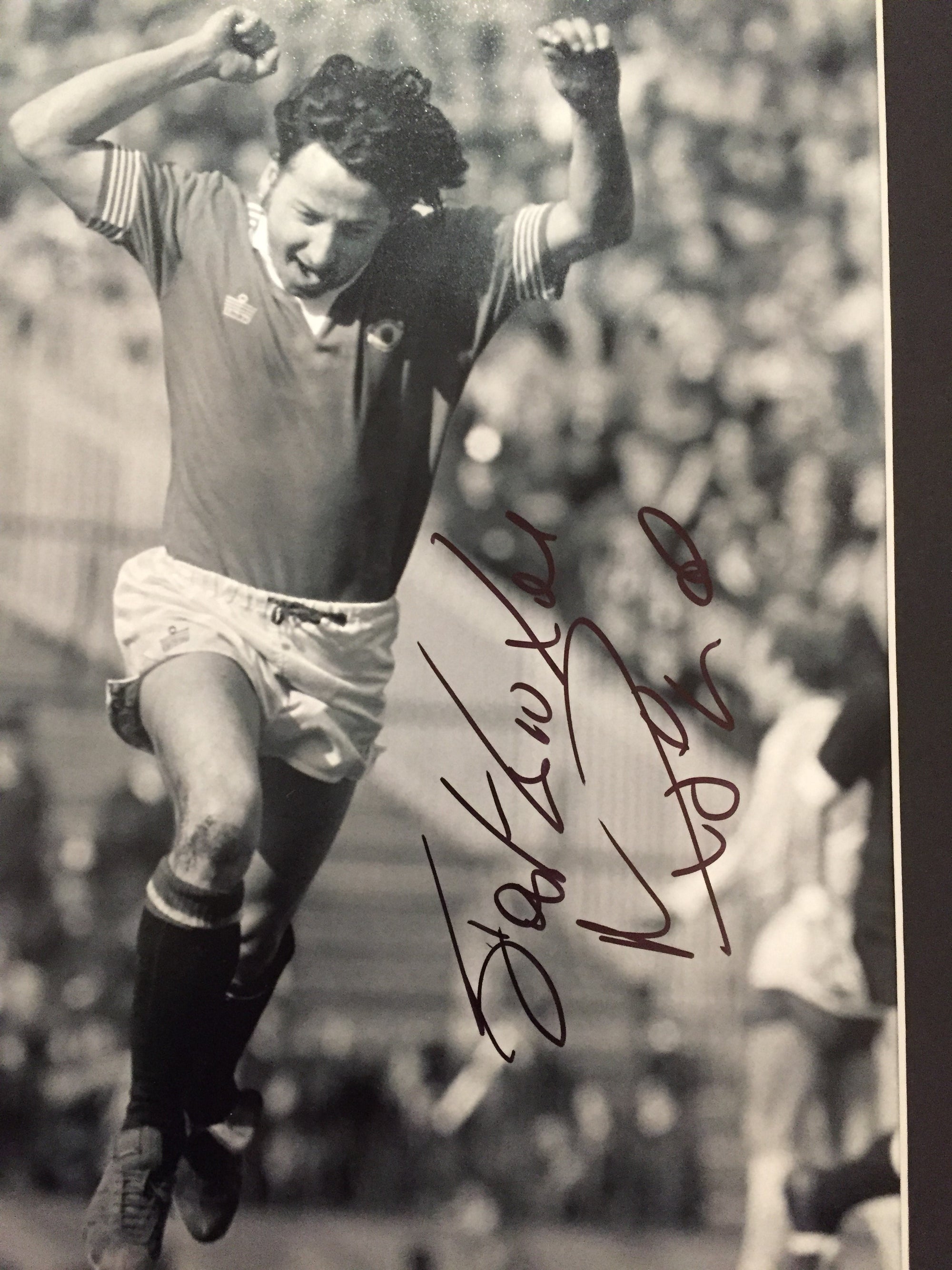 MICKEY THOMAS - SIGNERT BILDE MED EKTEHETSBEVIS/COA