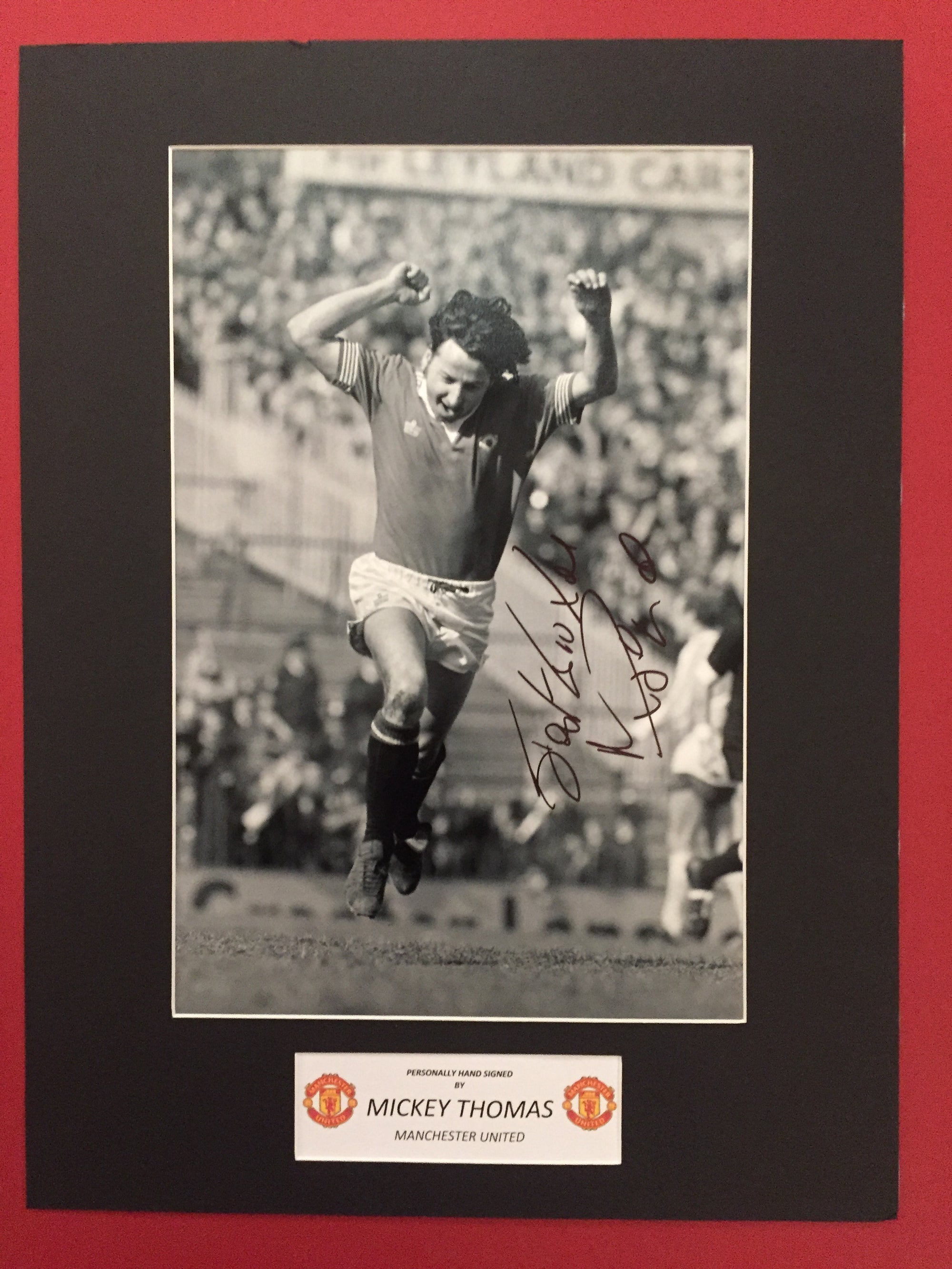 MICKEY THOMAS - SIGNERT BILDE MED EKTEHETSBEVIS/COA