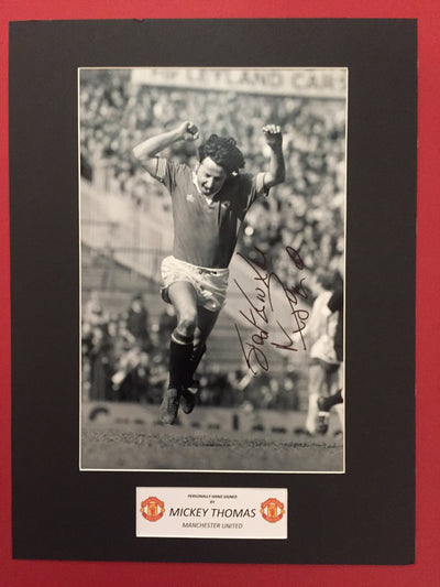 MICKEY THOMAS - SIGNERT BILDE MED EKTEHETSBEVIS/COA
