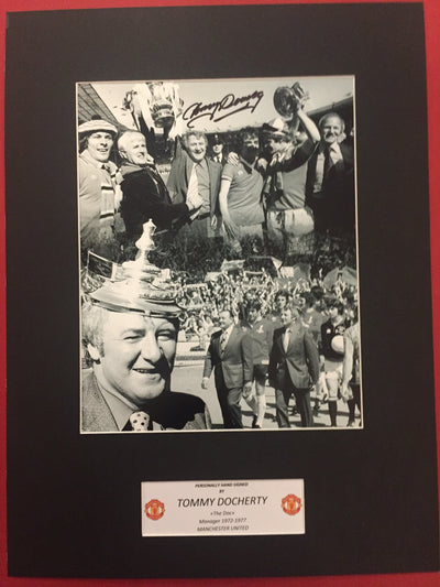 TOMMY DOCHERTY - SIGNERT BILDE MED EKTEHETSBEVIS/COA