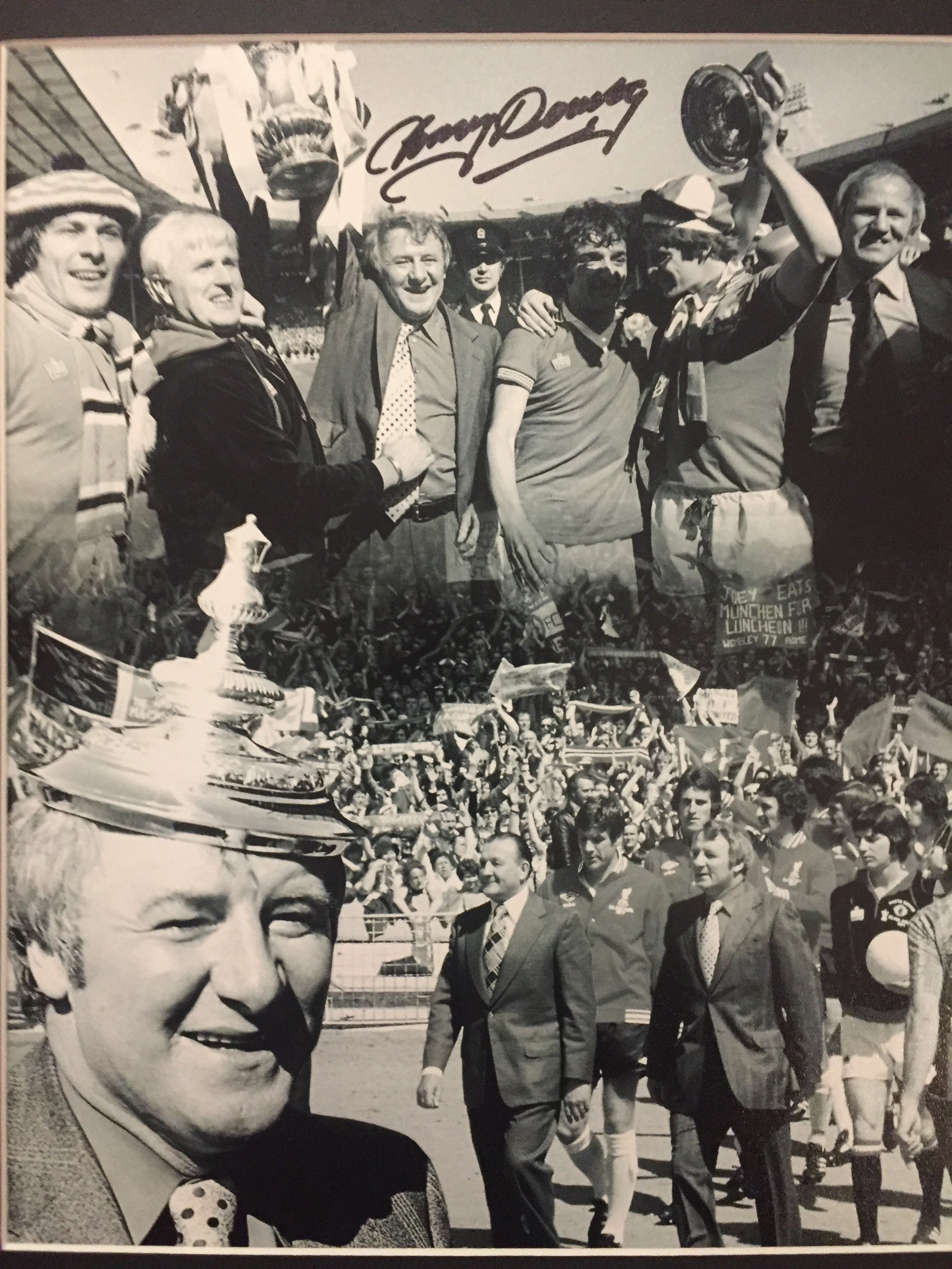 TOMMY DOCHERTY - SIGNERT BILDE MED EKTEHETSBEVIS/COA