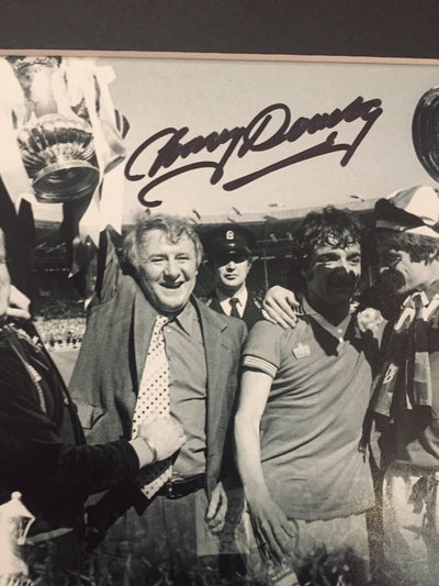 TOMMY DOCHERTY - SIGNERT BILDE MED EKTEHETSBEVIS/COA