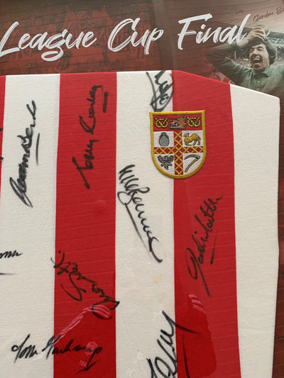 STOKE CITY - MULTISIGNERT DRAKT FRA LIGA CUP FINALEN I 1972 - FERDIG INNRAMMET I ART-FRAME MED EKTEHETSBEVIS/COA