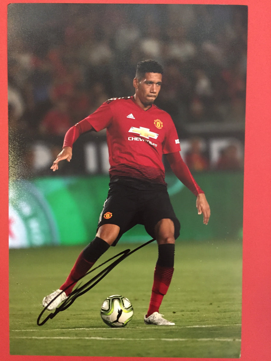 MANCHESTER UNITED - CHRIS SMALLING - SIGNERT BILDE MED EKTEHETSBEVIS/COA