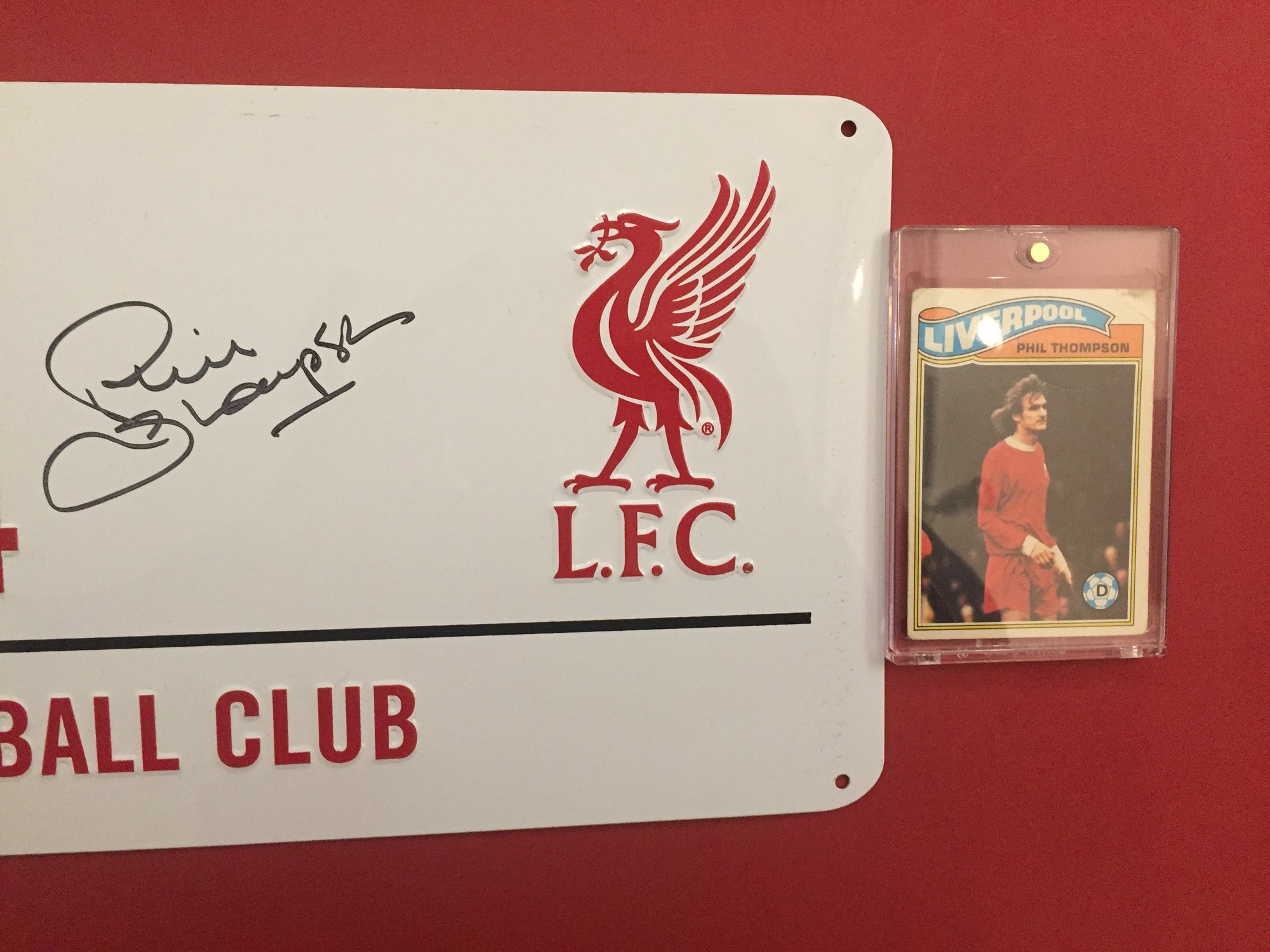 PHIL THOMPSON - SIGNERT "ANFIELD ROAD" SKILT MED EKTEHETSGARANTI/COA