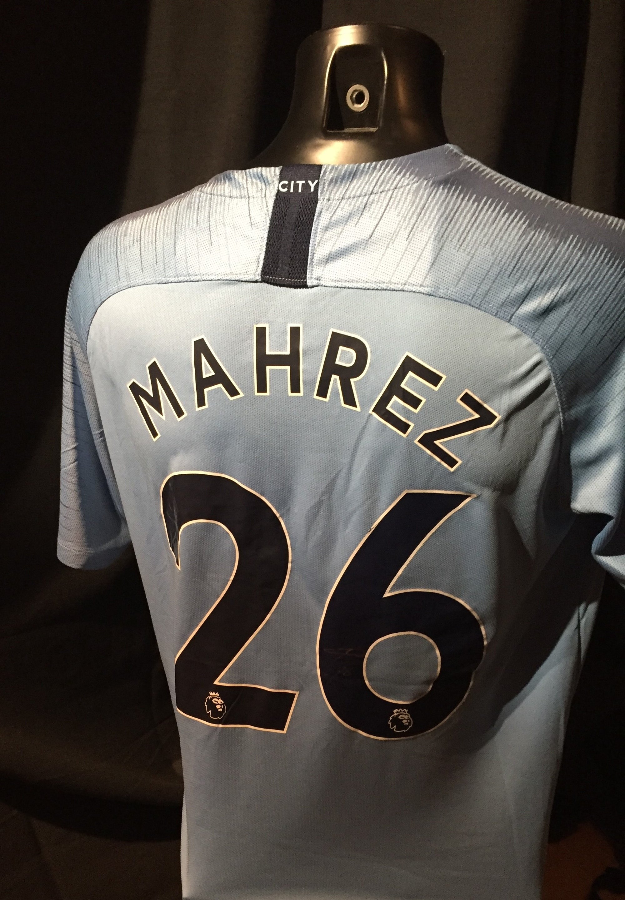 RIYAD MAHREZ - SIGNERT DRAKT MED EKTEHETSBEVIS/COA