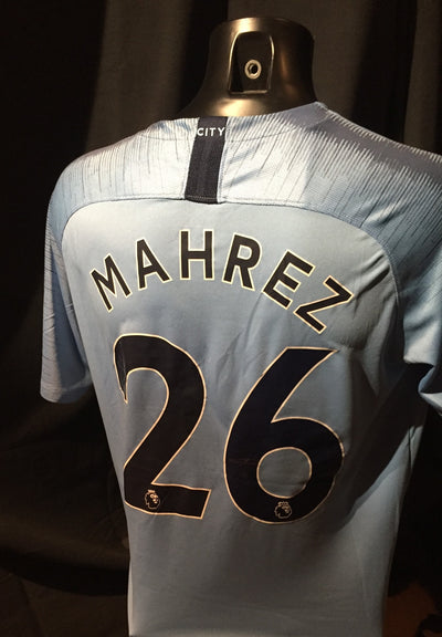 RIYAD MAHREZ - SIGNERT DRAKT MED EKTEHETSBEVIS/COA