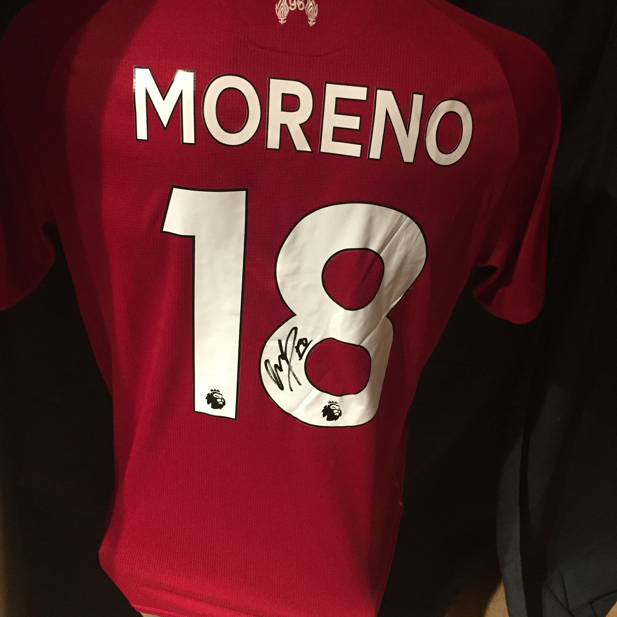 ALBERTO MORENO - SIGNERT DRAKT MED EKTEHETSBEVIS/COA