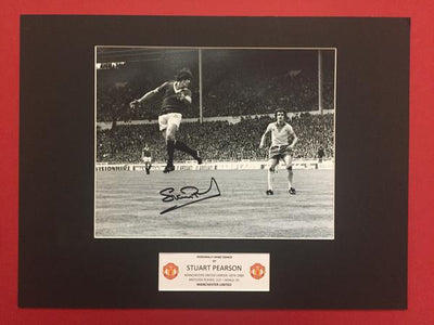 STUART PEARSON - SIGNERT BILDE MED EKTEHETSBEVIS/COA