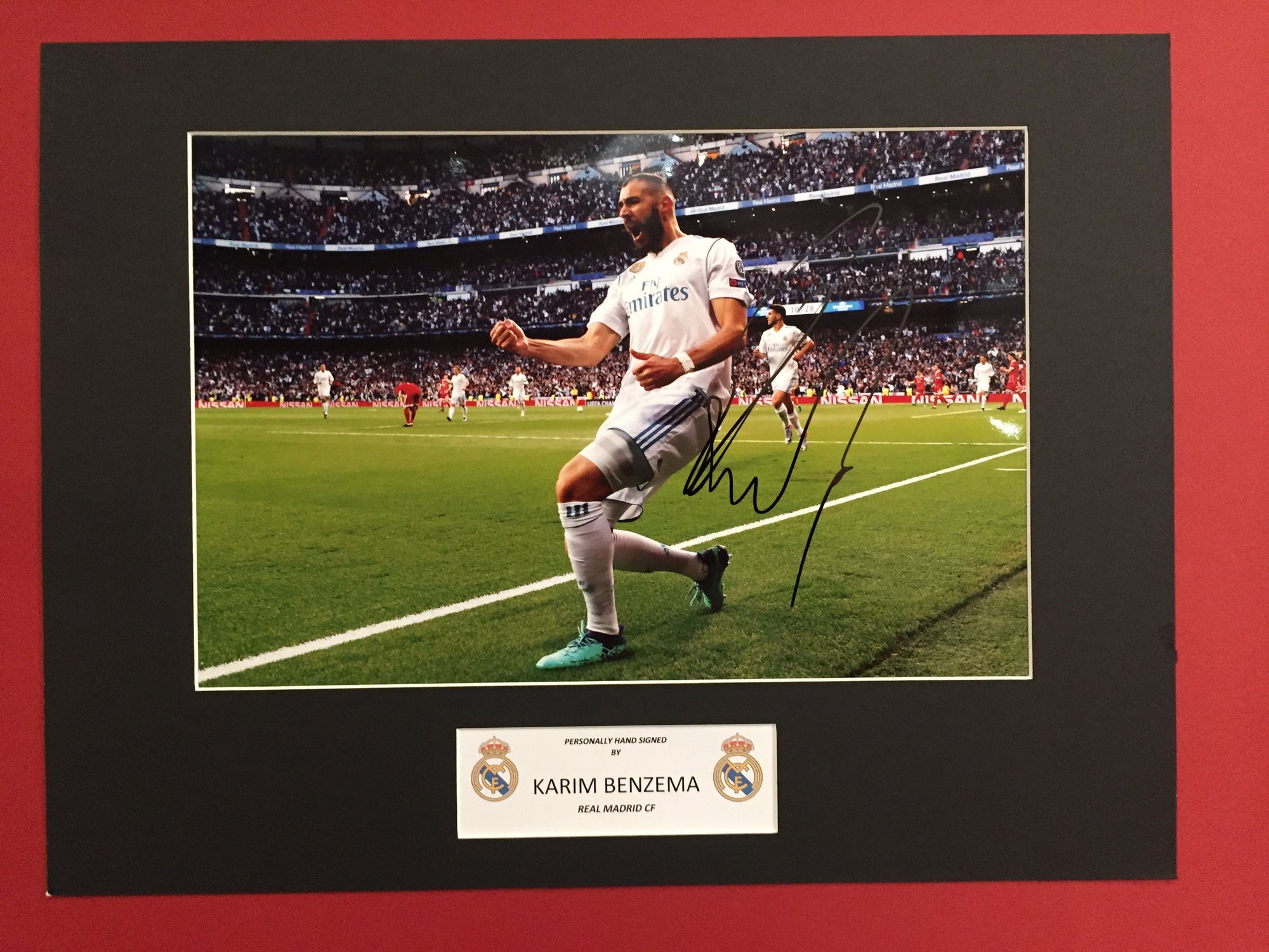 REAL MADRID - KARIM BENZEMA - SIGNERT BILDE MED EKTEHETSBEVIS/COA