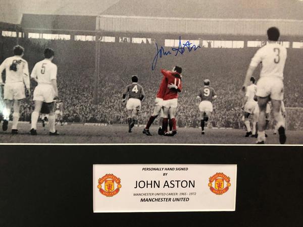 JOHN ASTON JR - SIGNERT BILDE MED EKTEHETSBEVIS/COA