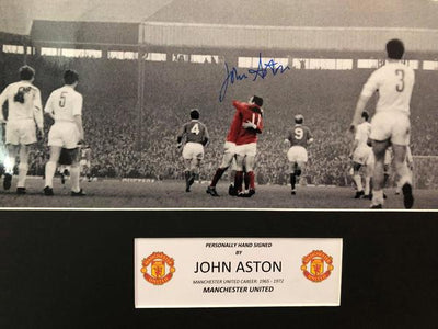 JOHN ASTON JR - SIGNERT BILDE MED EKTEHETSBEVIS/COA