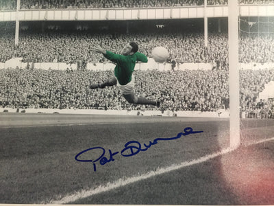 PAT DUNNE - SIGNERT BILDE MED EKTEHETSBEVIS/COA