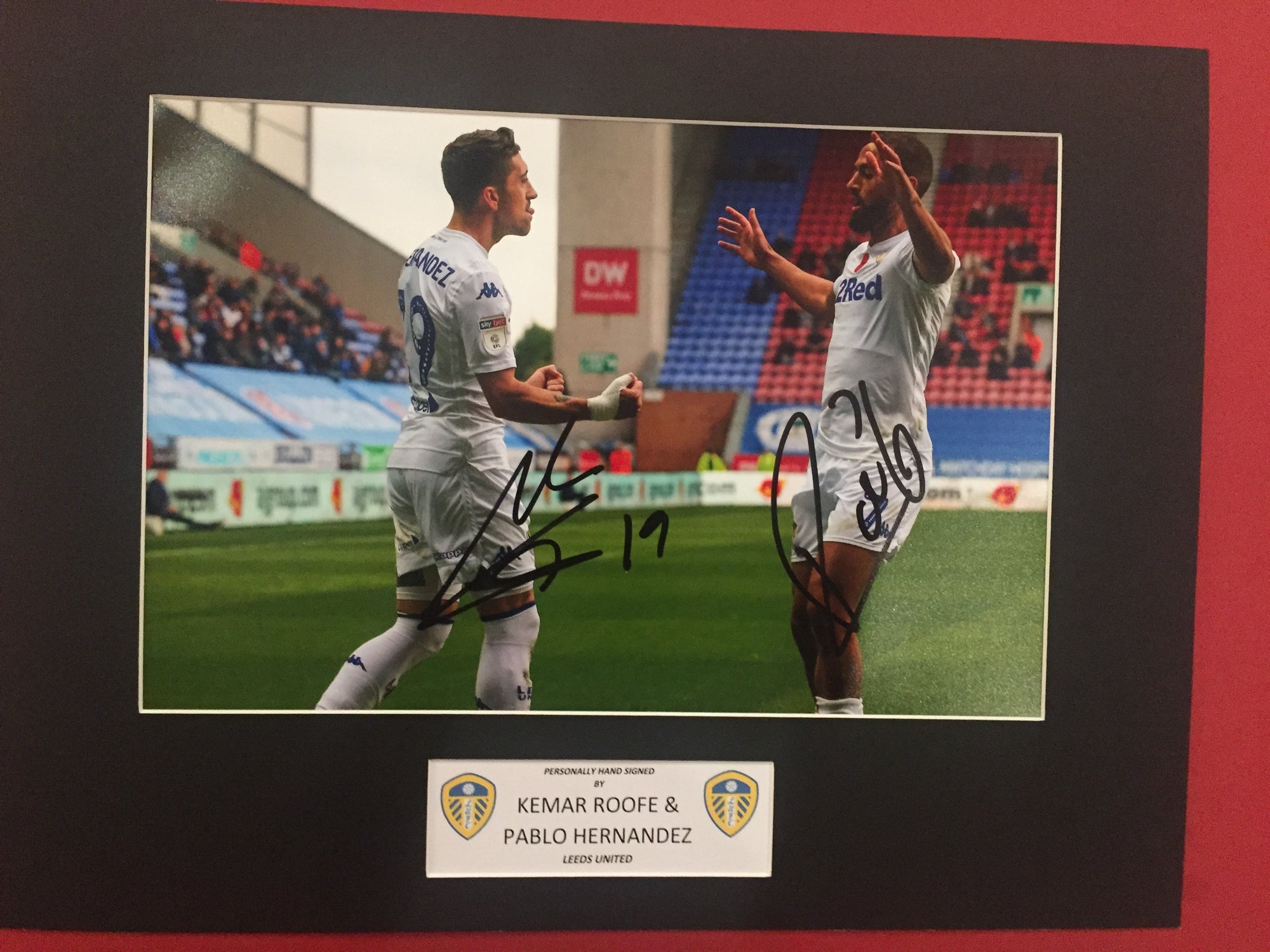LEEDS UNITED - KEMAR ROOFE & PABLO HERNANDEZ - DOBBELTSIGNERT BILDE MED EKTEHETSBEVIS/COA