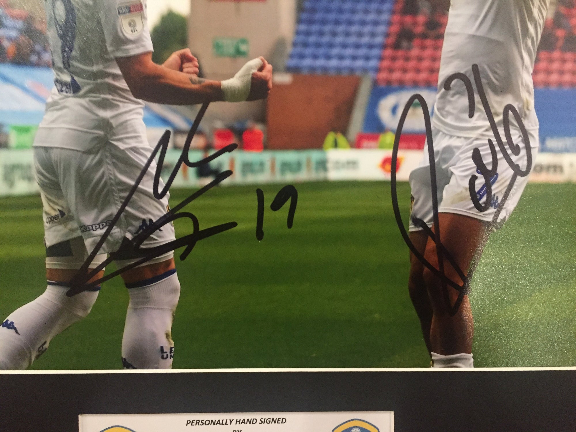 LEEDS UNITED - KEMAR ROOFE & PABLO HERNANDEZ - DOBBELTSIGNERT BILDE MED EKTEHETSBEVIS/COA