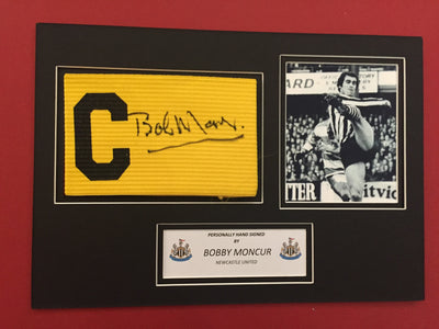 BOB (BOBBY)  MONCUR - SIGNERT KAPTEINSBIND MED EKTEHETSBEVIS/COA