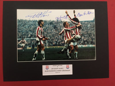 SIR GEOFF HURST,  ALAN HUDSON & JIMMY GREENHOFF - TRIPPELSIGNERT BILDE MED EKTEHETSBEVIS/COA