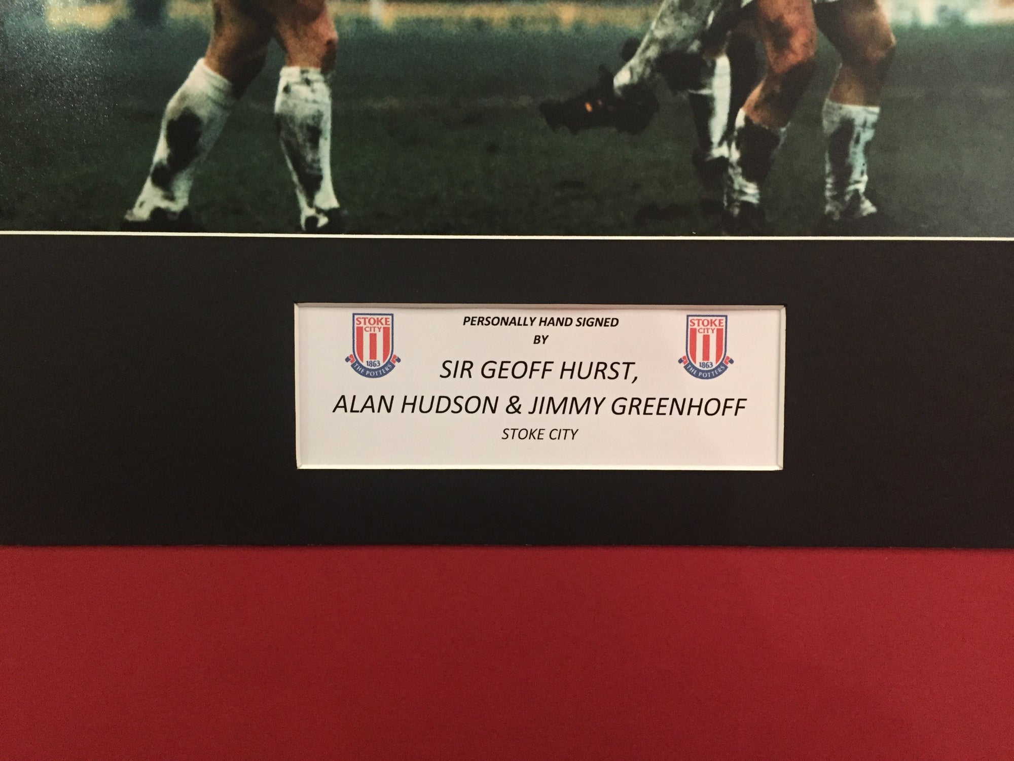 SIR GEOFF HURST,  ALAN HUDSON & JIMMY GREENHOFF - TRIPPELSIGNERT BILDE MED EKTEHETSBEVIS/COA