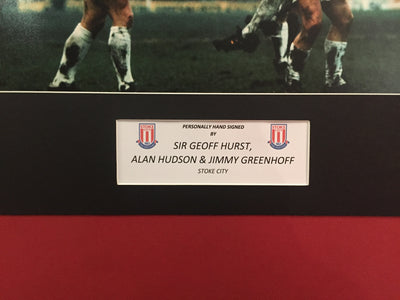 SIR GEOFF HURST,  ALAN HUDSON & JIMMY GREENHOFF - TRIPPELSIGNERT BILDE MED EKTEHETSBEVIS/COA