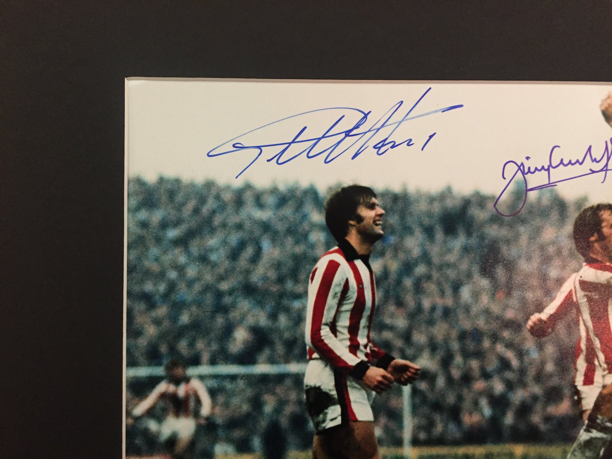 SIR GEOFF HURST,  ALAN HUDSON & JIMMY GREENHOFF - TRIPPELSIGNERT BILDE MED EKTEHETSBEVIS/COA