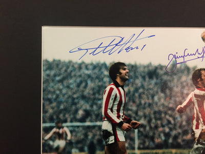 SIR GEOFF HURST,  ALAN HUDSON & JIMMY GREENHOFF - TRIPPELSIGNERT BILDE MED EKTEHETSBEVIS/COA