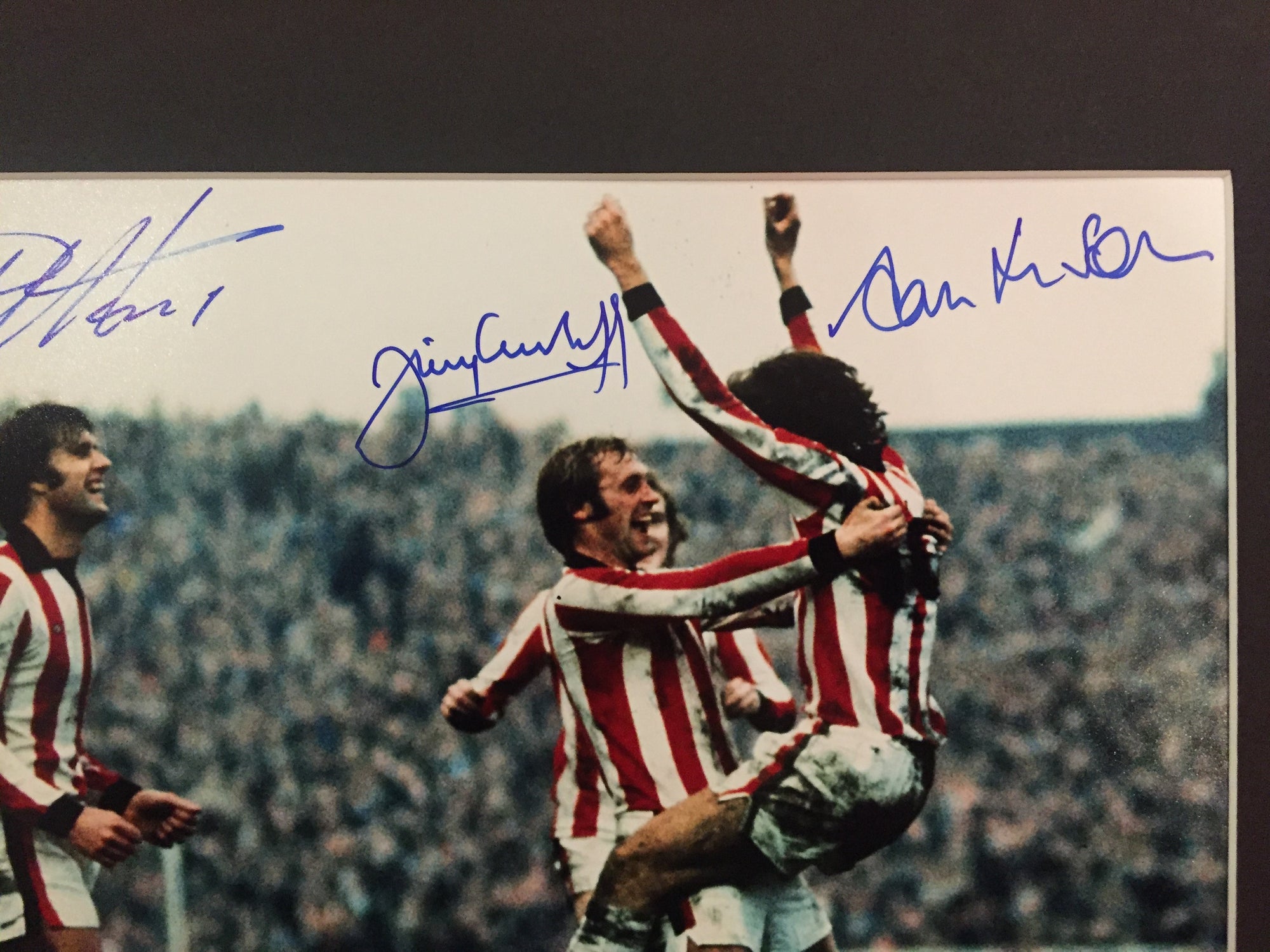 SIR GEOFF HURST,  ALAN HUDSON & JIMMY GREENHOFF - TRIPPELSIGNERT BILDE MED EKTEHETSBEVIS/COA