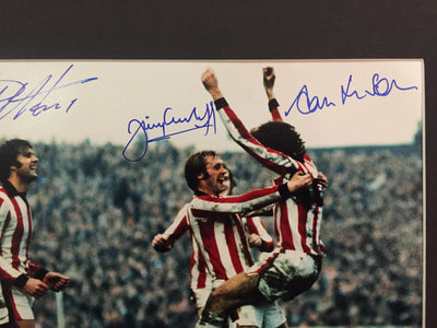 SIR GEOFF HURST,  ALAN HUDSON & JIMMY GREENHOFF - TRIPPELSIGNERT BILDE MED EKTEHETSBEVIS/COA