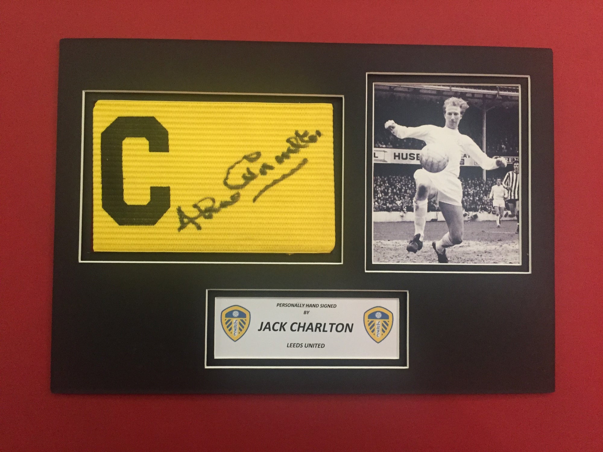 JACK CHARLTON - SIGNERT KAPTEINSBIND MED EKTEHETSGARANTI/COA