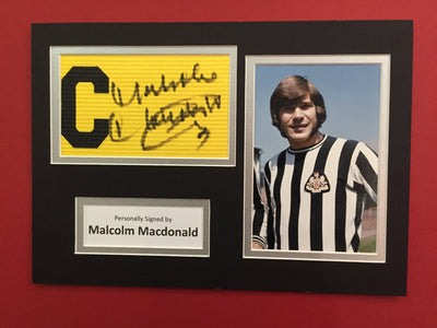 MALCOLM MACDONALD - SIGNERT KAPTEINSBIND MED EKTEHETSBEVIS/COA