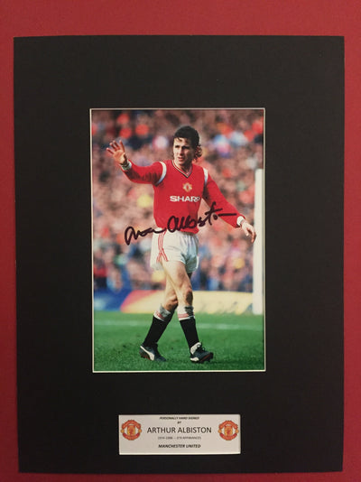 MANCHESTER UNITED - ARTHUR ALBISTON - SIGNERT BILDE MED EKTEHETSBEVIS/COA