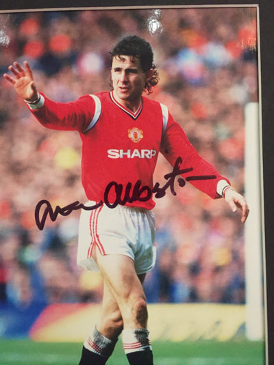 MANCHESTER UNITED - ARTHUR ALBISTON - SIGNERT BILDE MED EKTEHETSBEVIS/COA