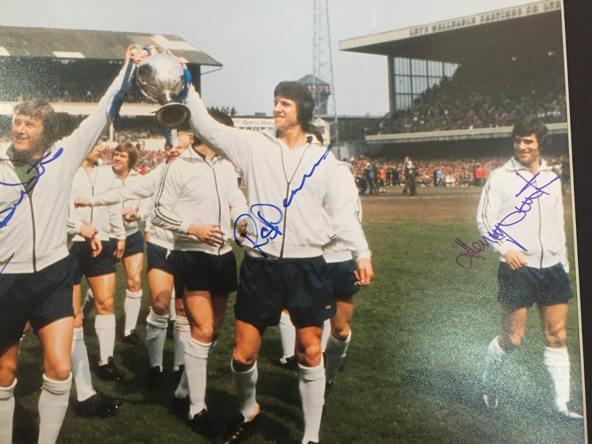 ROD THOMAS, ROGER DAVIES, HENRY NEWTON & COLIN BOULTON - MULTISIGNERT BILDE MED EKTEHETSBEVIS/COA