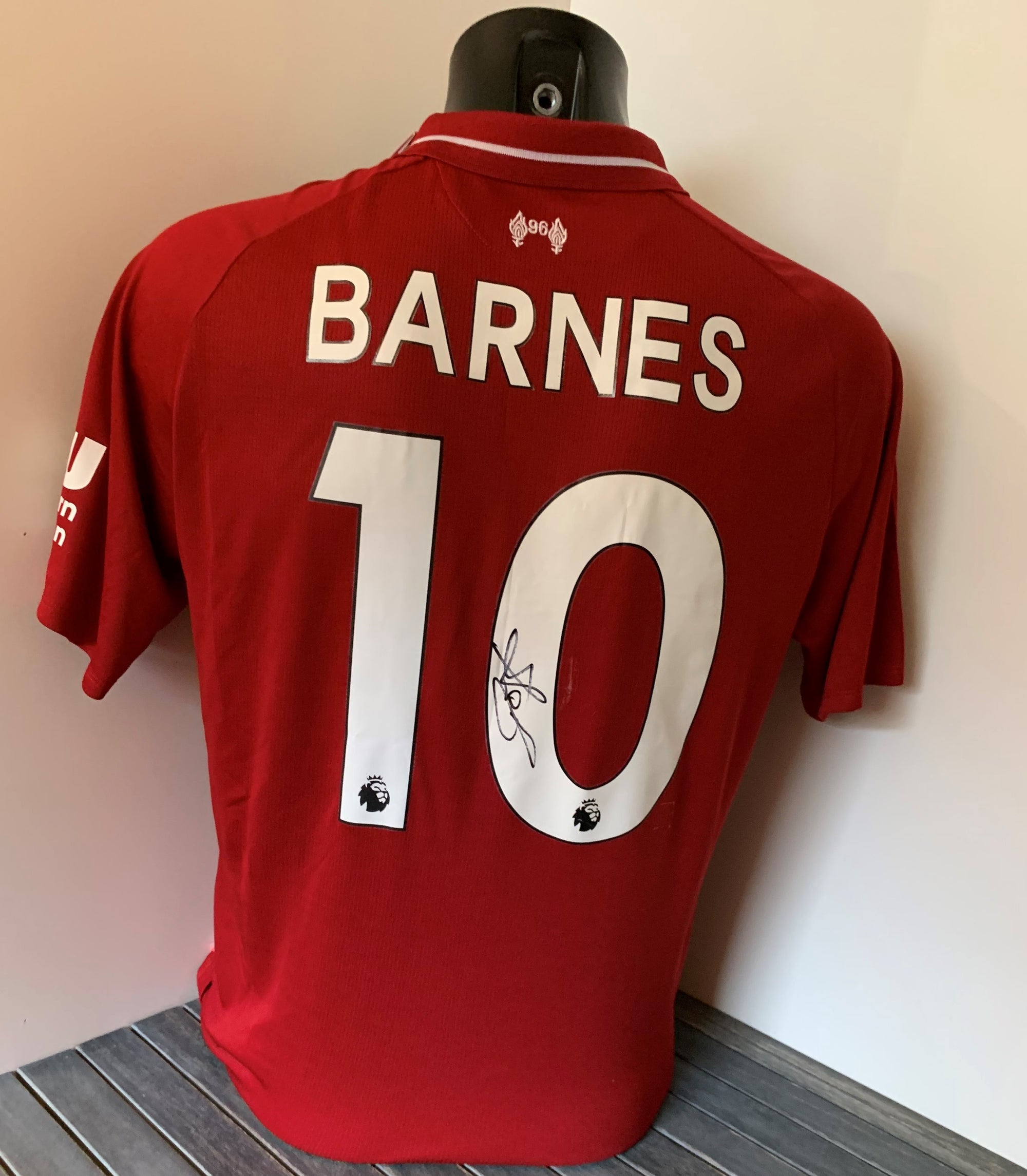 LIVERPOOL - JOHN BARNES - SIGNERT DRAKT MED EKTEHETSBEVIS/COA
