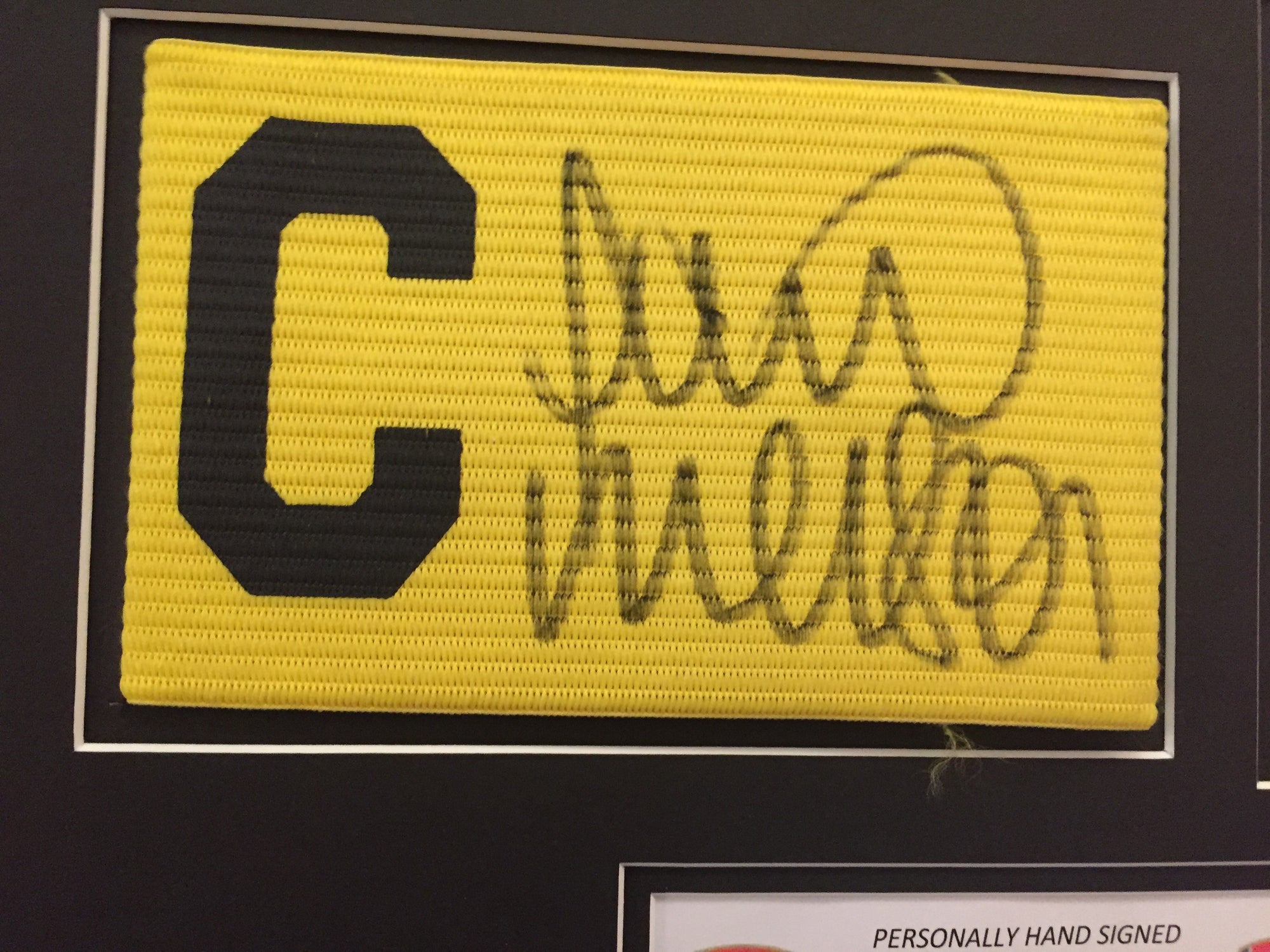 PAUL MERSON - SIGNERT KAPTEINSBIND MED EKTEHETSBEVIS/COA