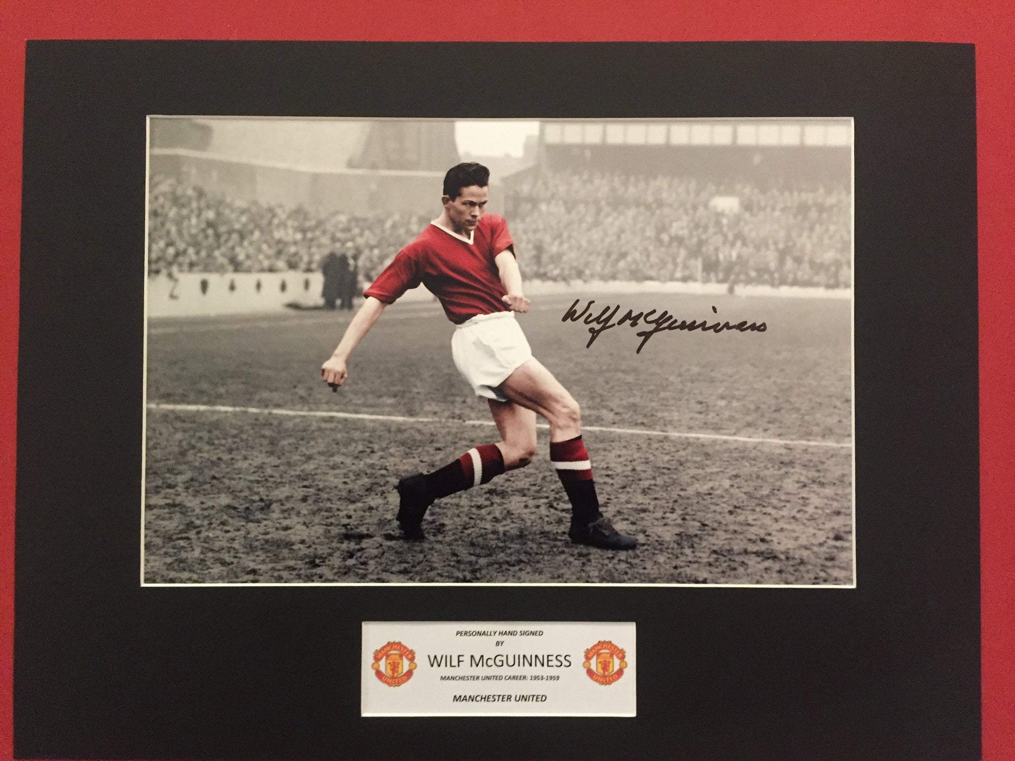 MANCHESTER UNITED - WILF McGUINNESS - SIGNERT BILDE MED EKTEHETSBEVIS/COA