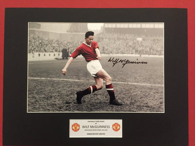 MANCHESTER UNITED - WILF McGUINNESS - SIGNERT BILDE MED EKTEHETSBEVIS/COA