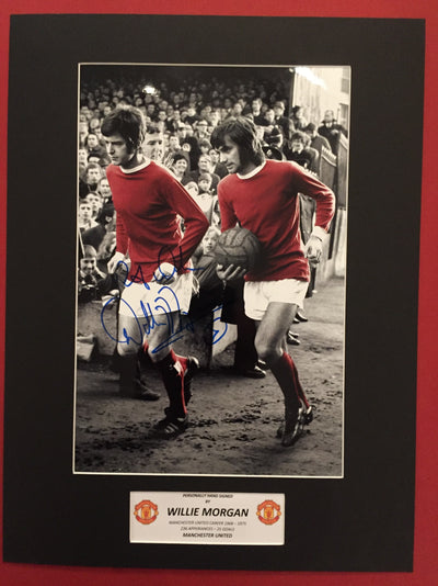 MANCHESTER UNITED - WILLIE MORGAN - SIGNERT BILDE MED EKTEHETSBEVIS/COA
