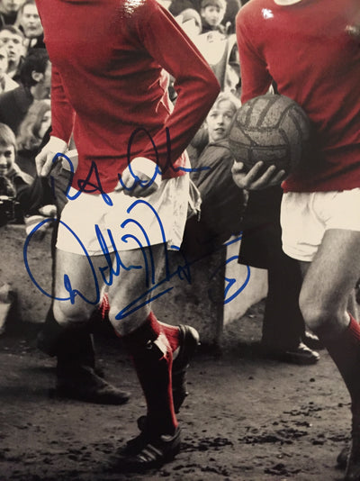 MANCHESTER UNITED - WILLIE MORGAN - SIGNERT BILDE MED EKTEHETSBEVIS/COA