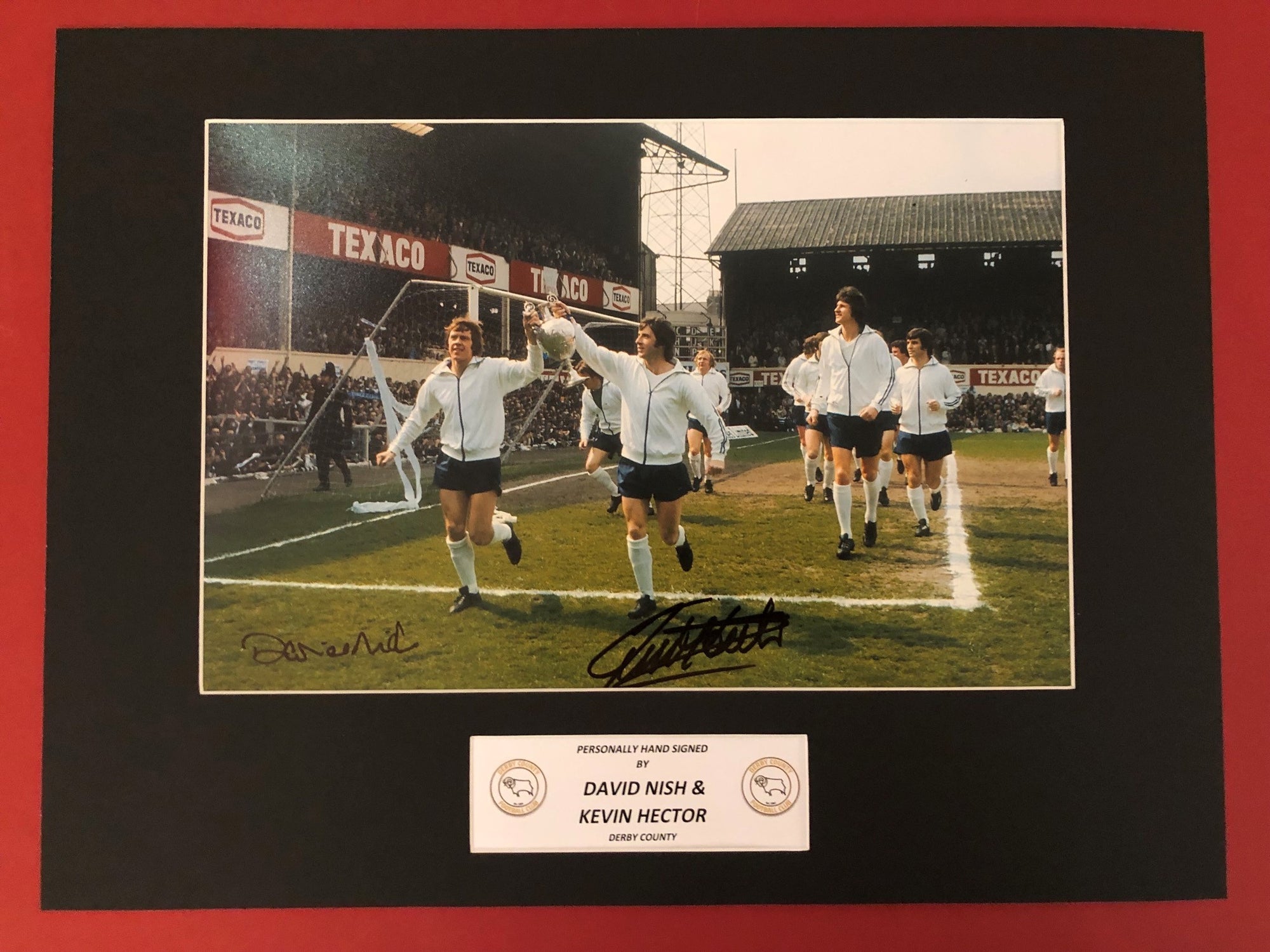 DERBY COUNTY - DAVID NISH & KEVIN HECTOR - DOBBELTSIGNERT BILDE MED EKTEHETSBEVIS/COA