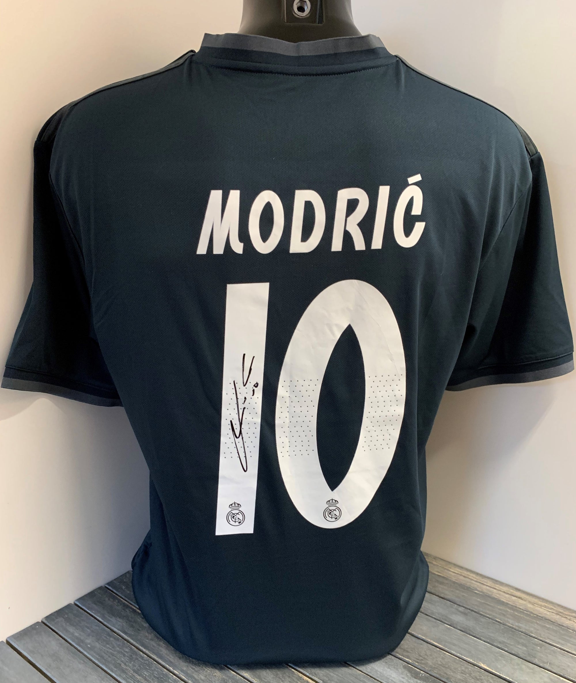 LUCA MODRIC - SIGNERT DRAKT MED EKTEHETSBEVIS/COA