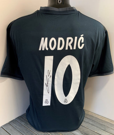 LUCA MODRIC - SIGNERT DRAKT MED EKTEHETSBEVIS/COA
