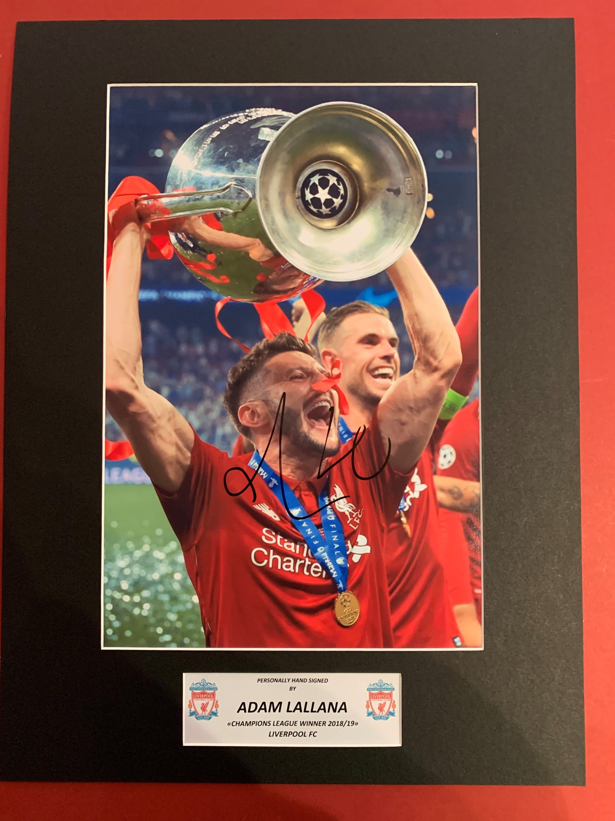 ADAM LALLANA - SIGNERT BILDE MED EKTEHETSBEVIS/COA