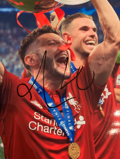 ADAM LALLANA - SIGNERT BILDE MED EKTEHETSBEVIS/COA