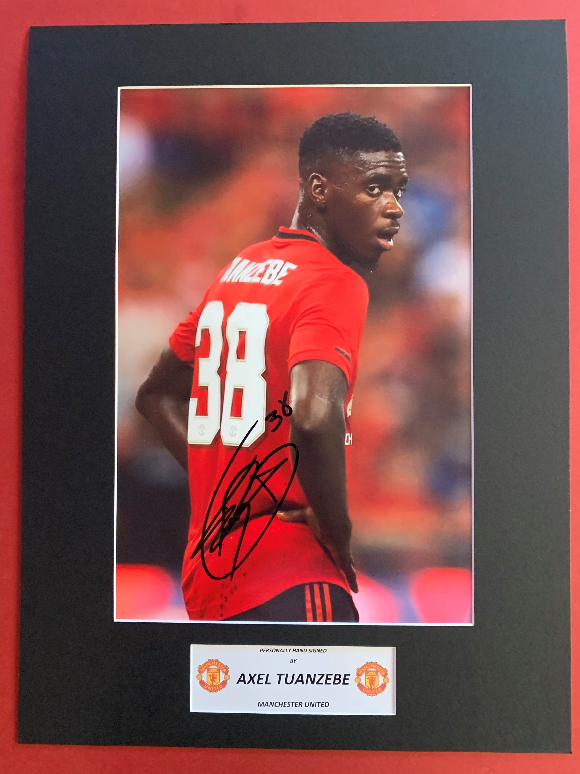 MANCHESTER UNITED - AXEL TUANZEBE - SIGNERT BILDE MED EKTEHETSBEVIS/COA